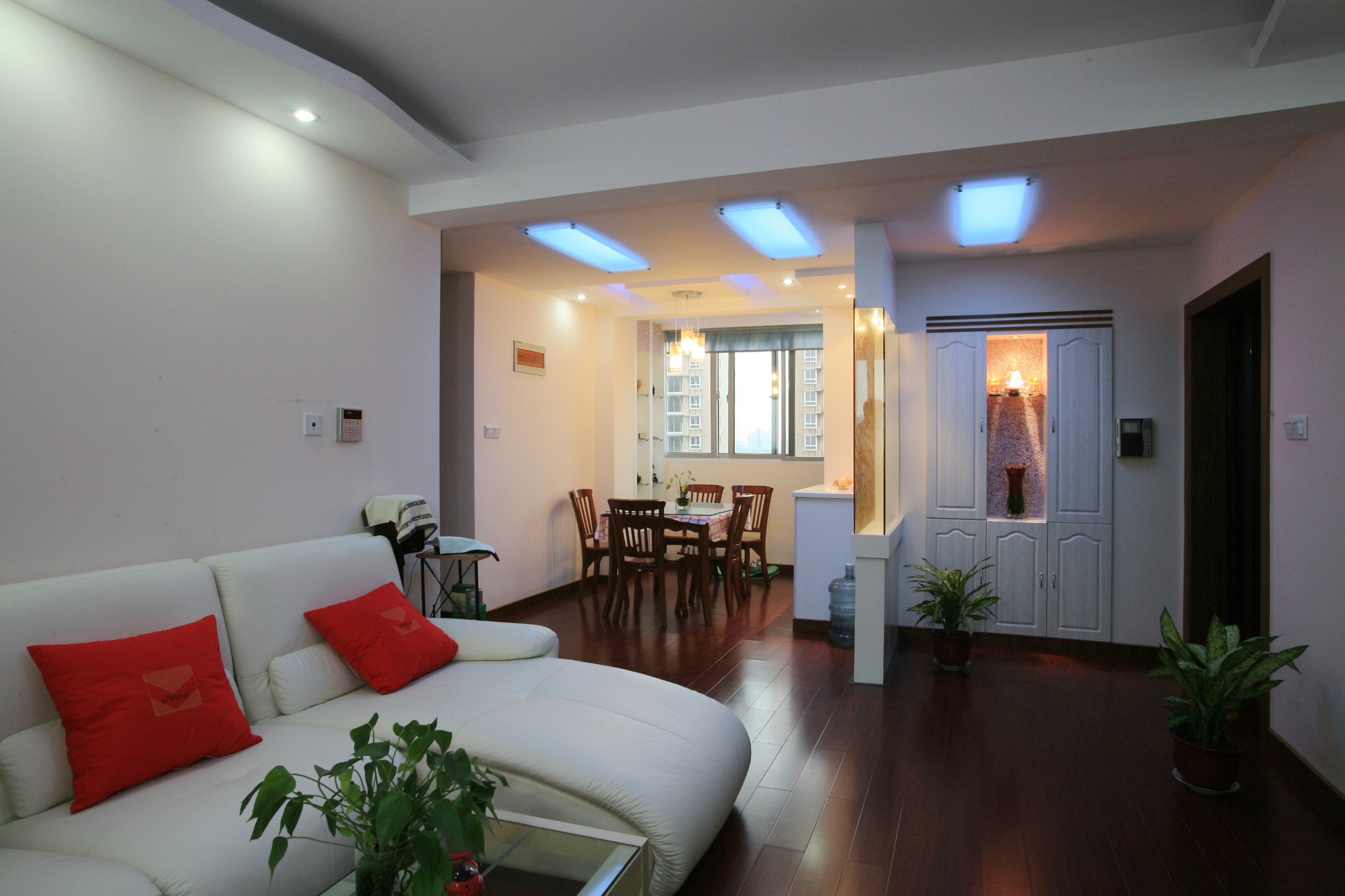 由于進戶門正對著房門，在風水上來講不是特別好，于是有了這么一個玻璃隔斷，既辟免了進戶門與房門正對，又不顯得空間擁擠，且有了裝飾的作用，從而轉移了人們對房門的注意力。
