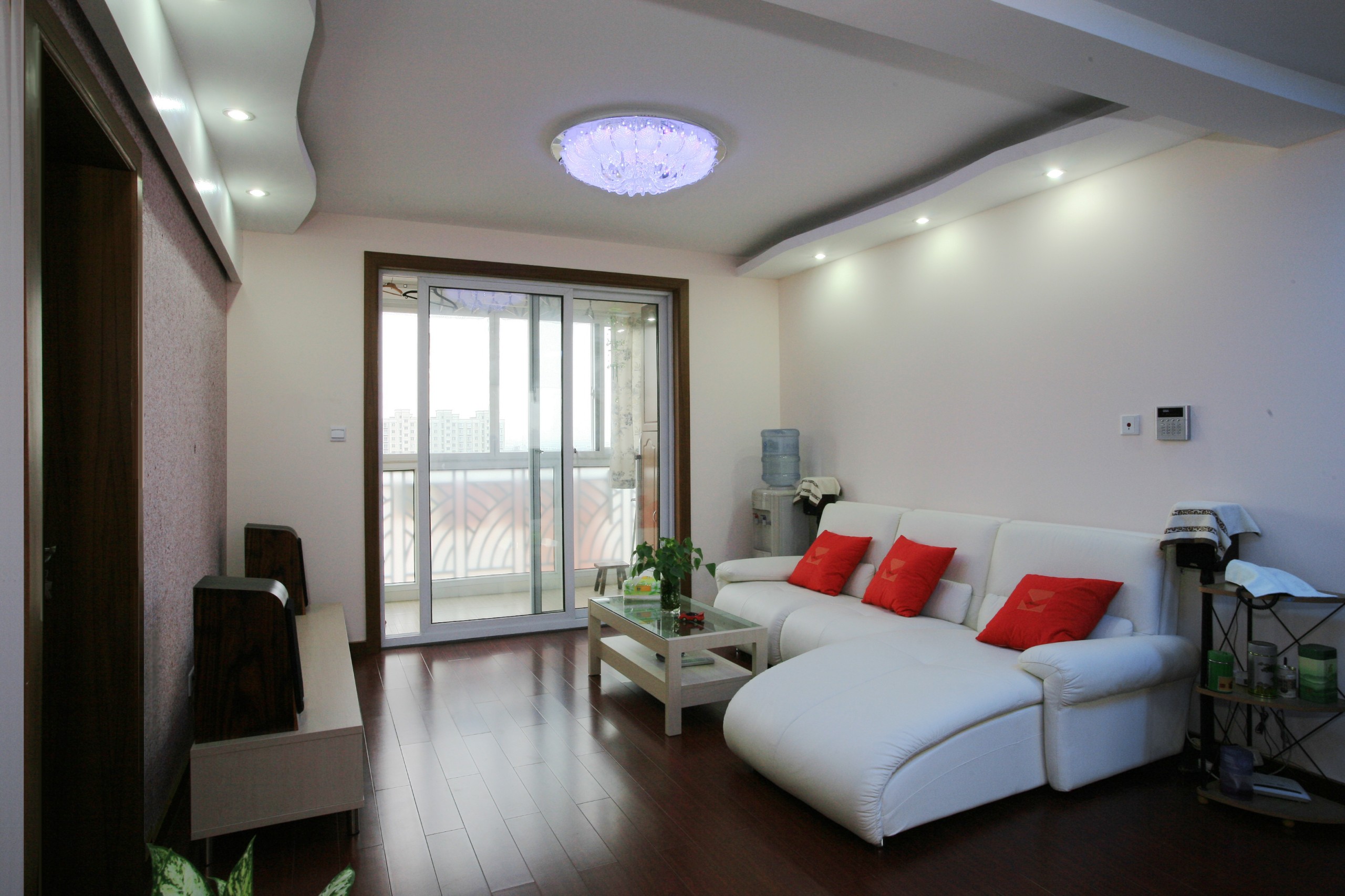 白色的墻面，白色的沙發，與深色的地板形成鮮明的對比，沖擊力很強，整體干凈整潔，大氣沉穩。
