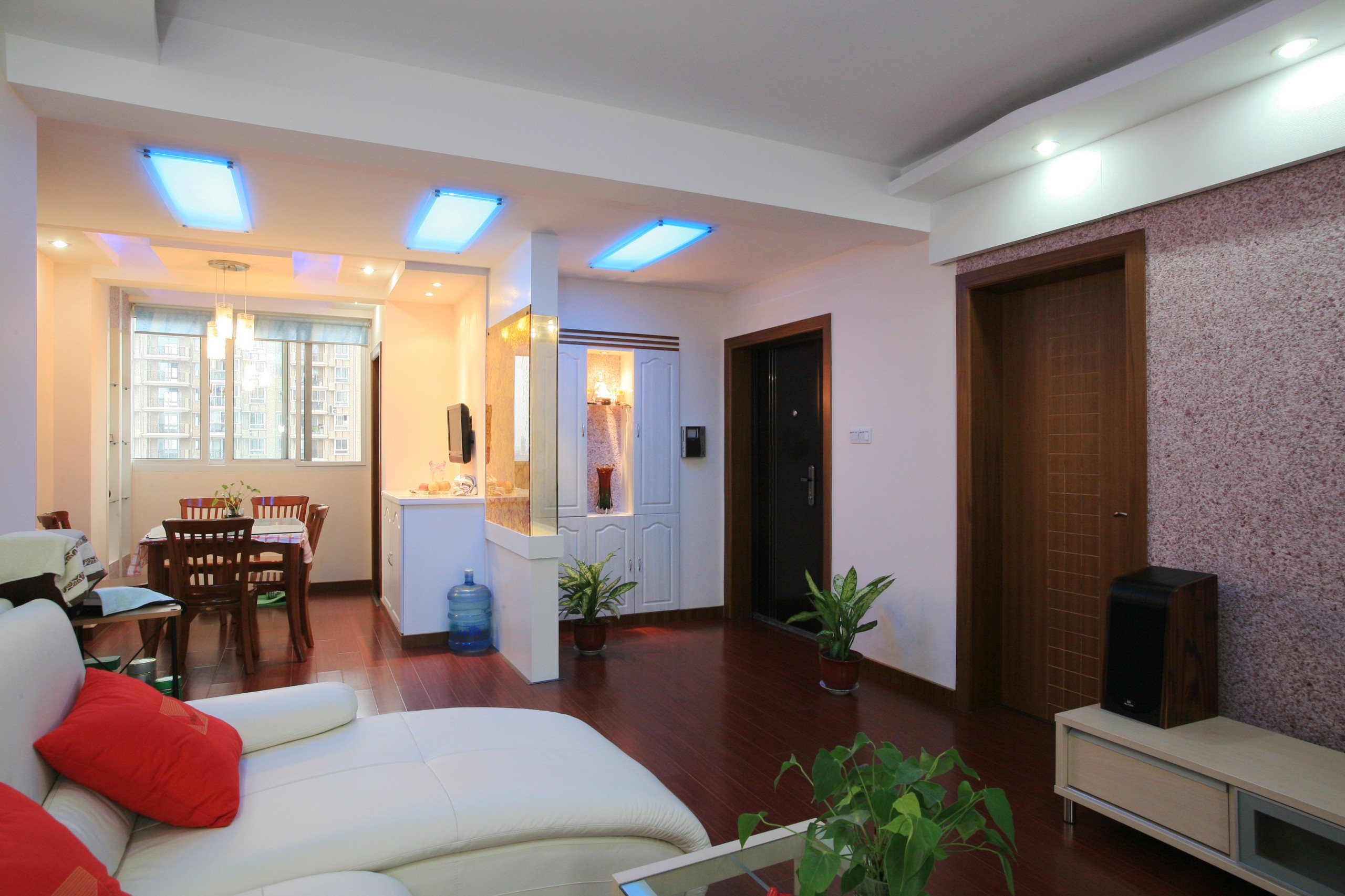 由于進戶門正對著房門，在風水上來講不是特別好，于是有了這么一個玻璃隔斷，既辟免了進戶門與房門正對，又不顯得空間擁擠，且有了裝飾的作用，從而轉移了人們對房門的注意力。
