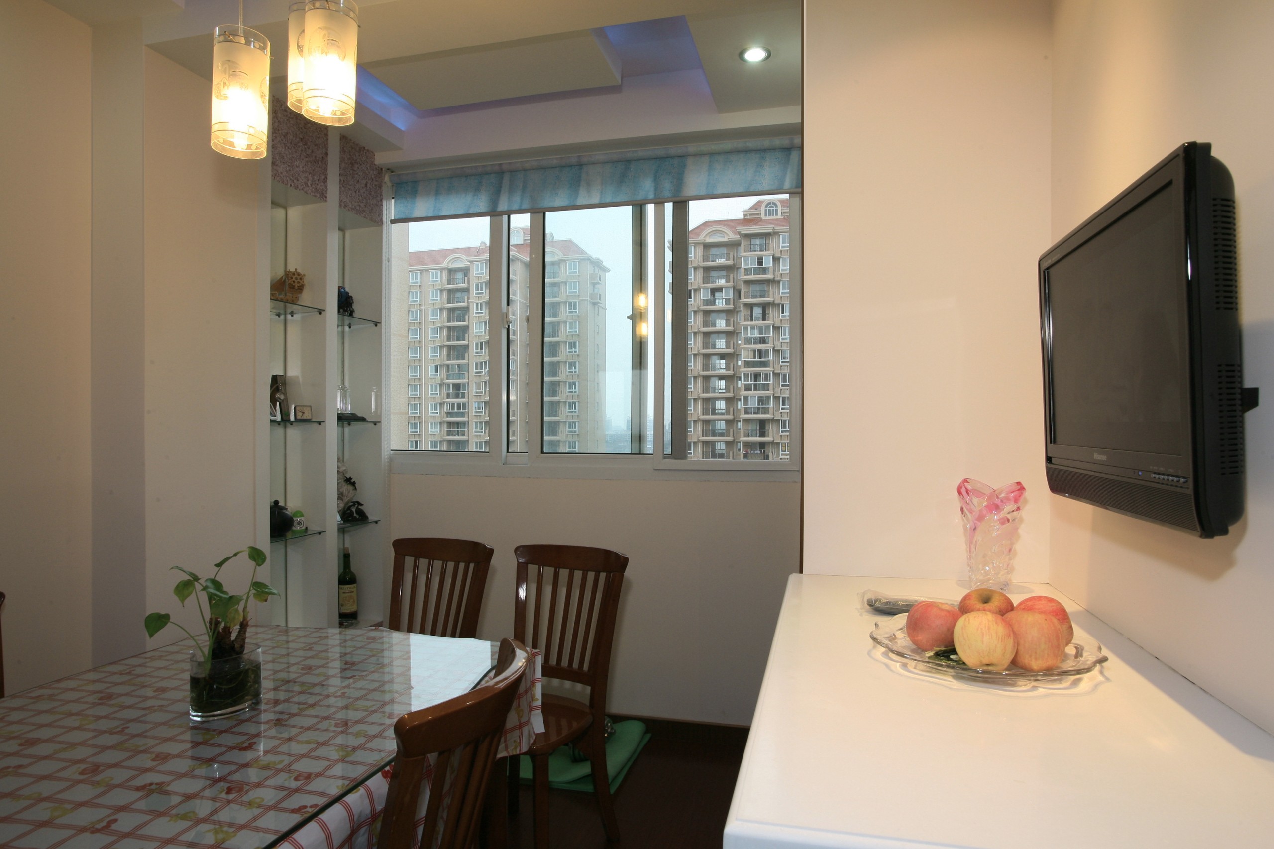 餐廳不是特別大，于是把北陽臺與餐廳打通，進一步擴大了廳的空間，利用陽臺水管的位置，做了一個裝飾酒柜，既隱藏了水管，又增加了實用功能。