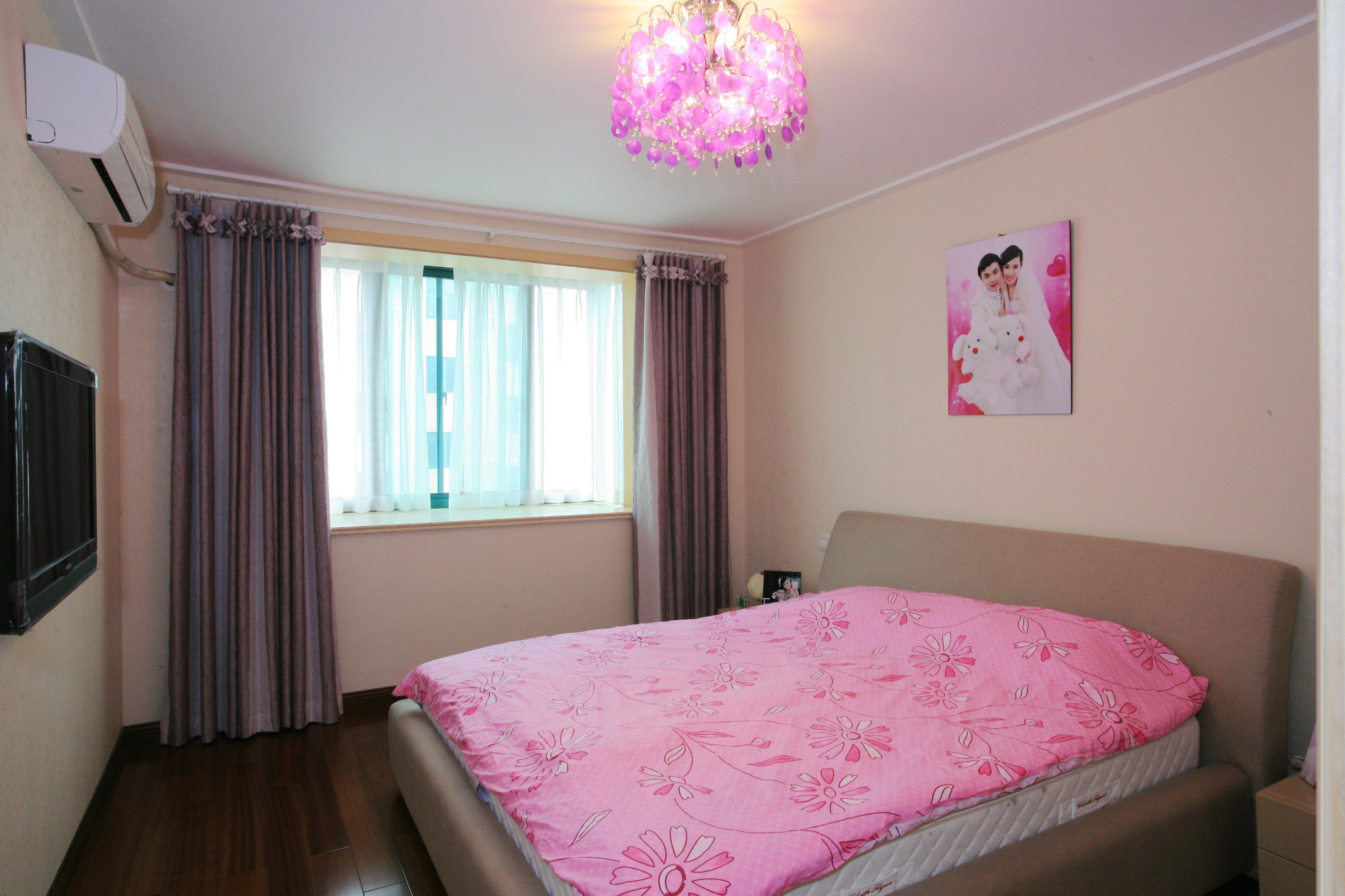 臥室沒有過多的裝飾，在淡淡的黃色也白色之間，體現著溫馨的生活情調，粉紅色的藝術燈與粉紅色的被褥交相互應。寬闊的飄窗，無形中擴大了臥主人的視野。
