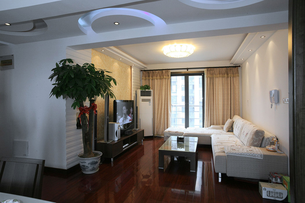 沒有過多的裝飾，簡單的石膏板抽線，加上金色的馬萊漆，讓整個空間顯得富貴而不奢華。
