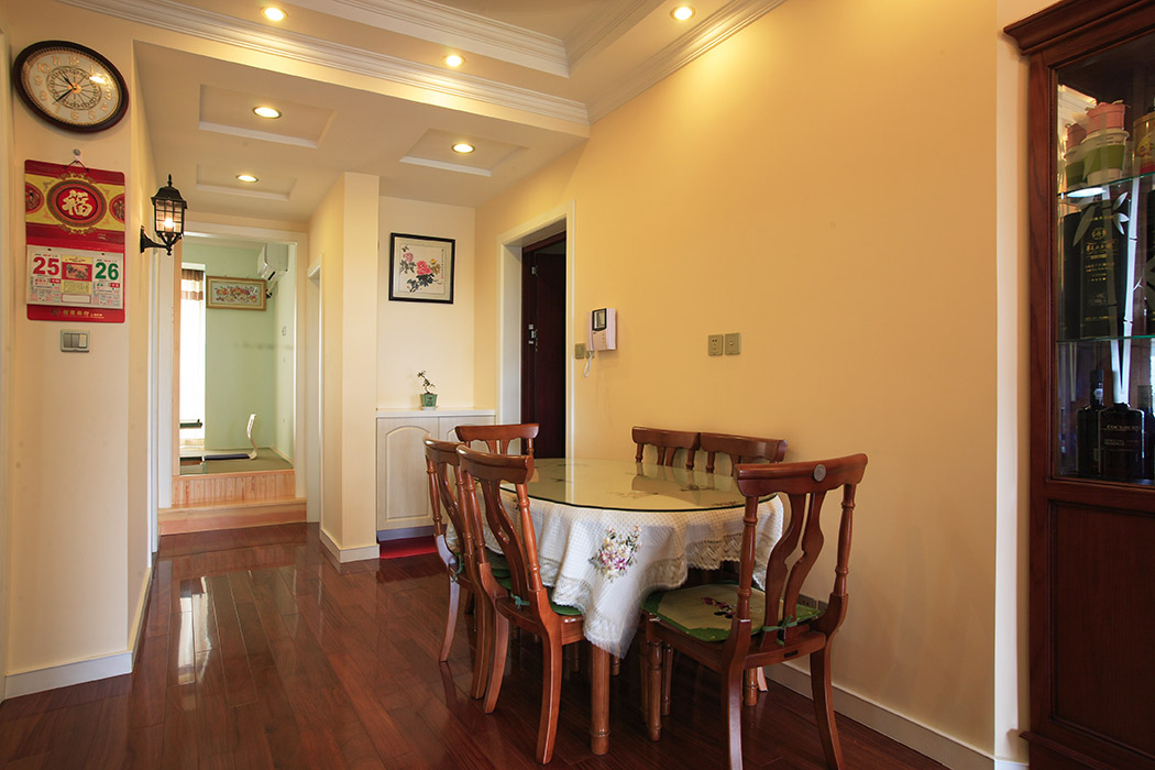 細巧的餐桌，入戶處鞋柜的設計，局部的軟裝飾的點綴，墻面淡淡的乳膠漆色調，把整個風格烘托的淋漓盡致。
