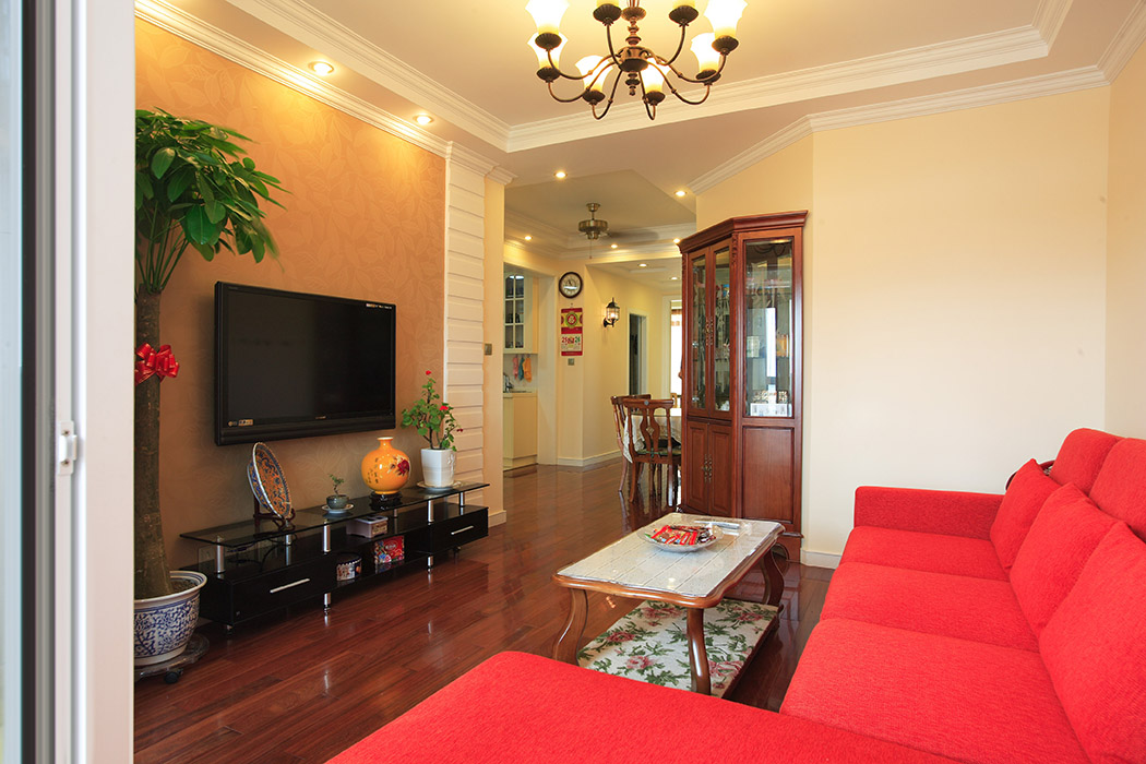 沙發的大紅色明亮大膽，熱情似火。安靜的色調下跳躍出激情的火花。