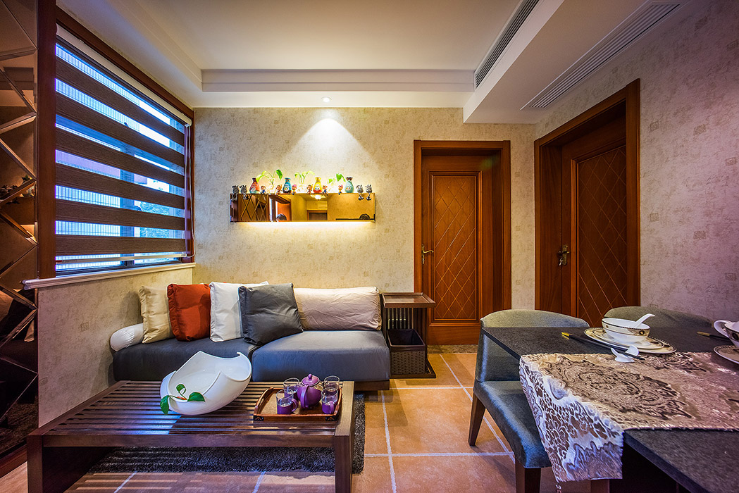 客廳的色彩和頂面的裝飾層次分明，地面仿古磚的鋪設(shè)和家具深淺搭配都增強(qiáng)了整個(gè)空間的立體感。還有沙發(fā)后面的鏡面景點(diǎn)也讓整個(gè)空間活躍起來(lái)，起到了點(diǎn)睛之筆。
