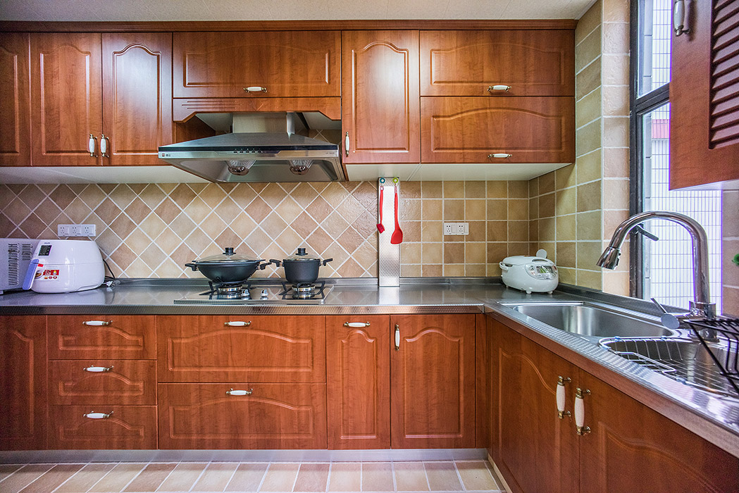 美式風(fēng)格，當(dāng)然也要配上美式格調(diào)的廚房，小方格的墻地磚，四十五度斜鋪，搭配歐式模壓門(mén)板的整體櫥柜讓廚房間更加雅致。
