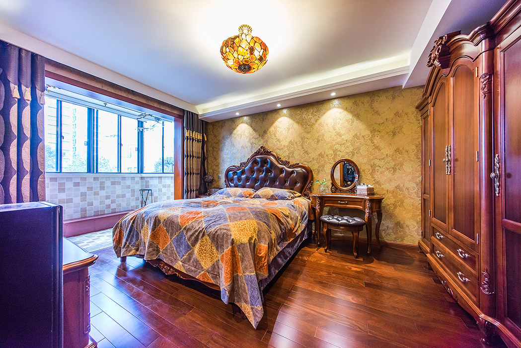 復(fù)古墻紙和雕花的美式家居完美結(jié)合，雖然沒(méi)有過(guò)多的裝飾但仍就能感受到美式的情調(diào)融在其中，主人房既感覺(jué)到無(wú)比溫馨又能體現(xiàn)出主人的非凡品味。
