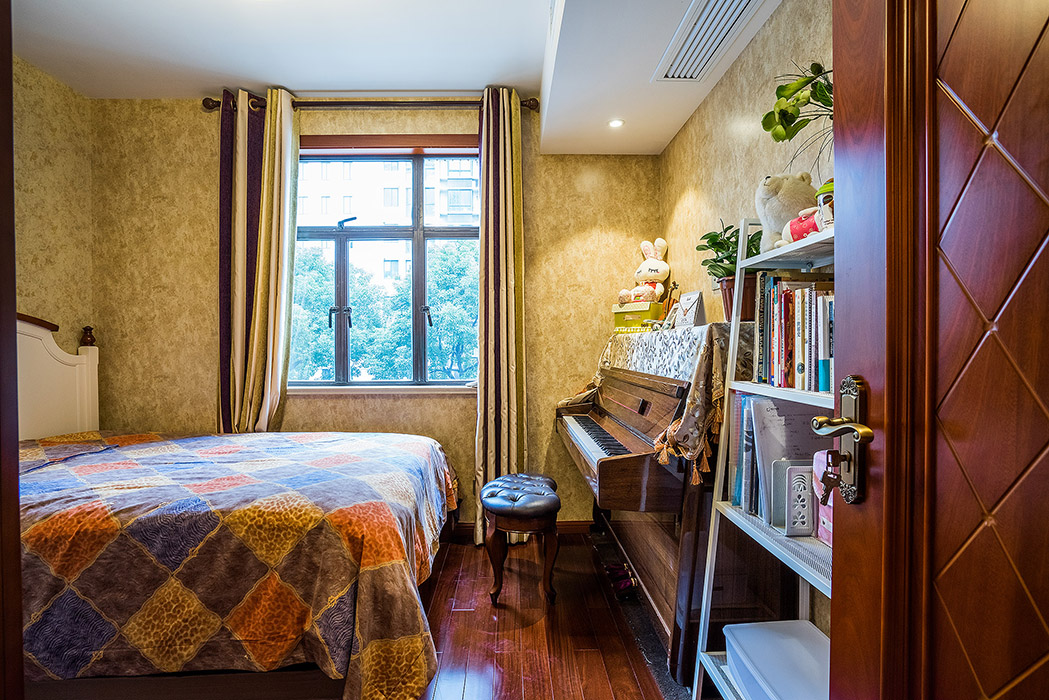 女兒房延續(xù)了主臥的格調(diào)，在裝飾上搭配的略顯輕松，鋼琴，書(shū)架一看便知父母對(duì)女兒的期望還是較高，細(xì)小的擺件也能體現(xiàn)出父母對(duì)子女的愛(ài)！
