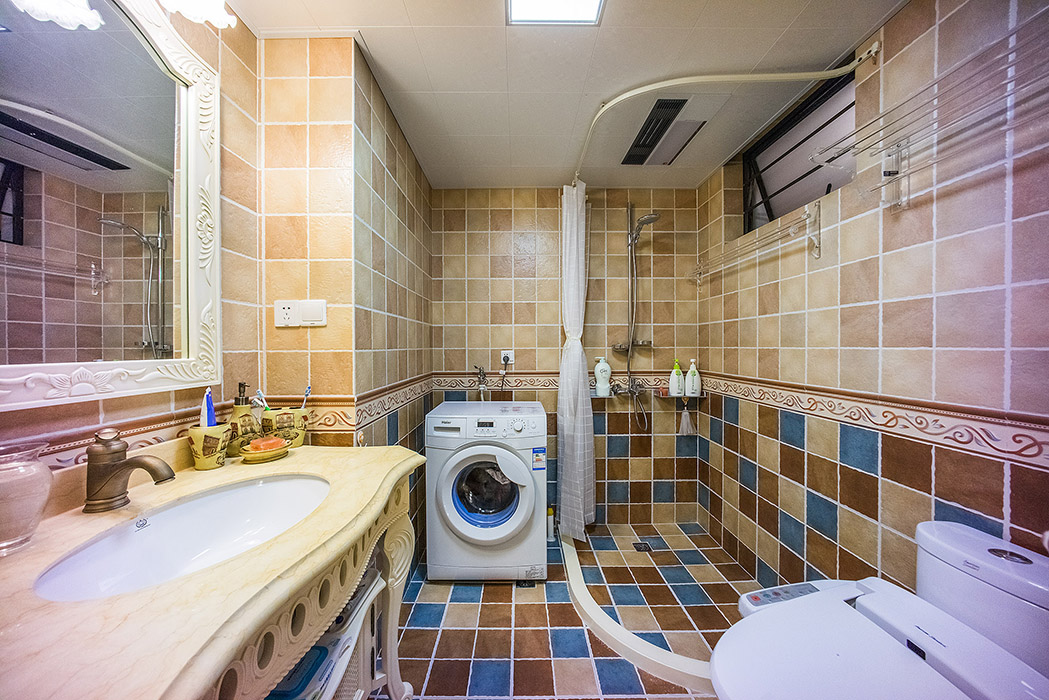 原本狹小的臺(tái)盆，現(xiàn)在通過(guò)適當(dāng)?shù)母膭?dòng)讓衛(wèi)生間更加合理，墻地磚的選配讓整個(gè)空間完美無(wú)缺