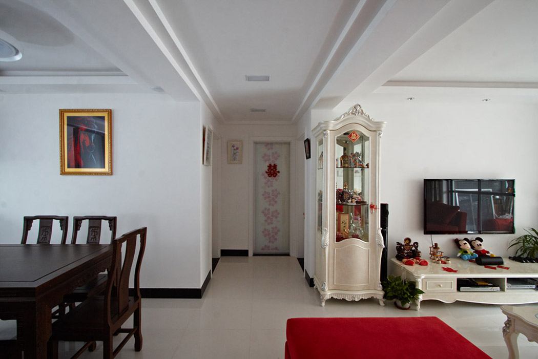 過道采用簡約式的吊頂，長形過道采用一體式的吊頂，使得空間拉伸，視覺空間上更加強烈，吸入式燈又不失現在簡約的理論，階梯式吊頂，使得房高更加顯現。