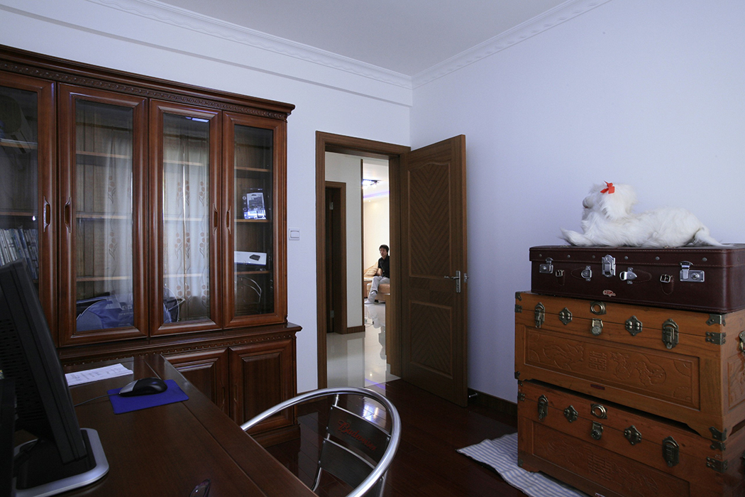 辦公書房是一個精神文明交流的場所，也是一個人文學品質的體現，室內以白色墻面為主，擺放一張辦公桌，一個寬且長的書柜，以簡潔的裝飾反襯出主人的那種文學底蘊的博大。