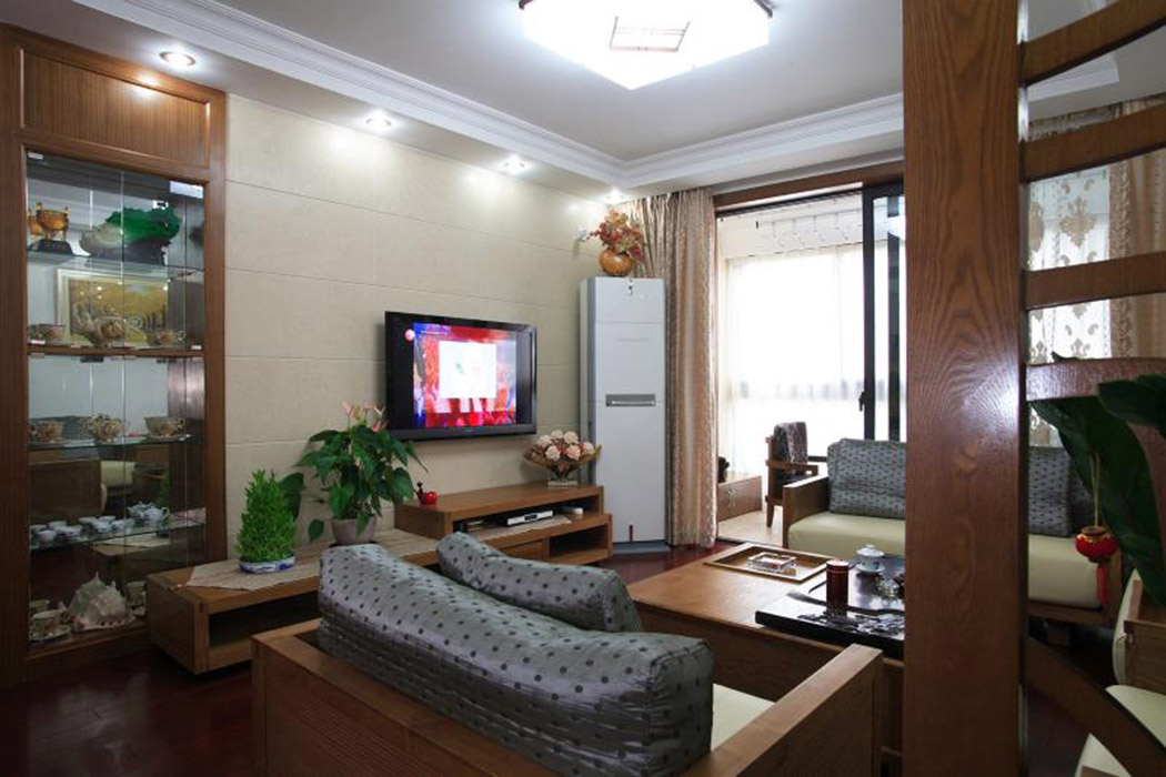 背景墻運用地磚上墻，淡淡的顏色，整潔的墻面，優(yōu)雅而不冷清，搭配上水曲柳的木色，立馬讓整個空間變得舒服溫馨。
