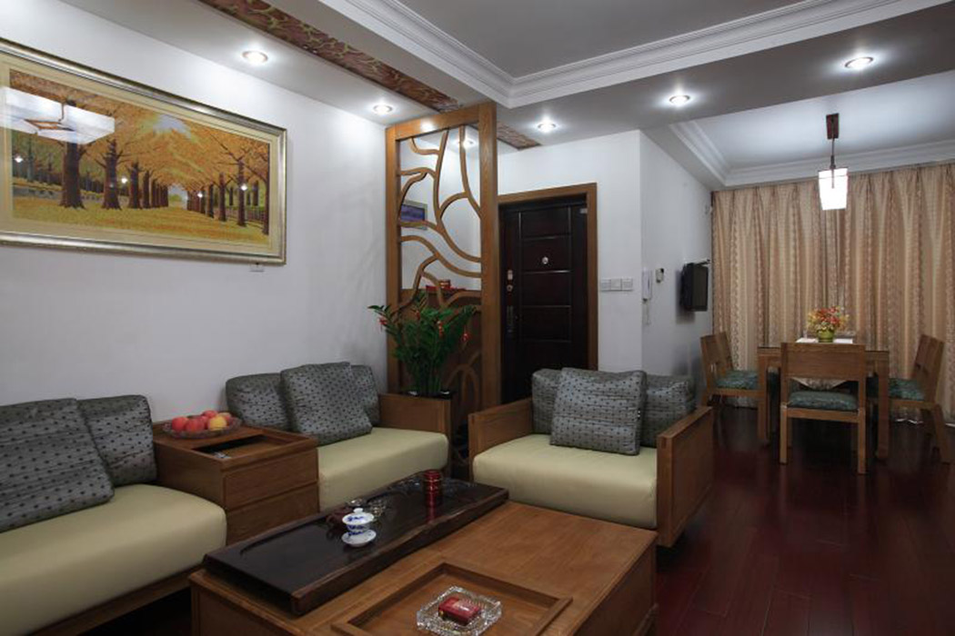 入戶處設(shè)計了簡約的中式屏風，讓客人進門前眼前一亮，同時間接的遮擋了沙發(fā)的空間，給人一種透過屏風又一景的蘇式園林的味道。
