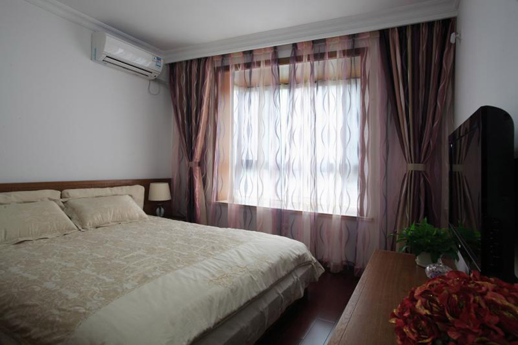 舒適的尺大床填滿了整個房間，石膏角線搭配窗簾盒的設(shè)計獨具匠心。為主人提供了一個寬敞的休息空間。
