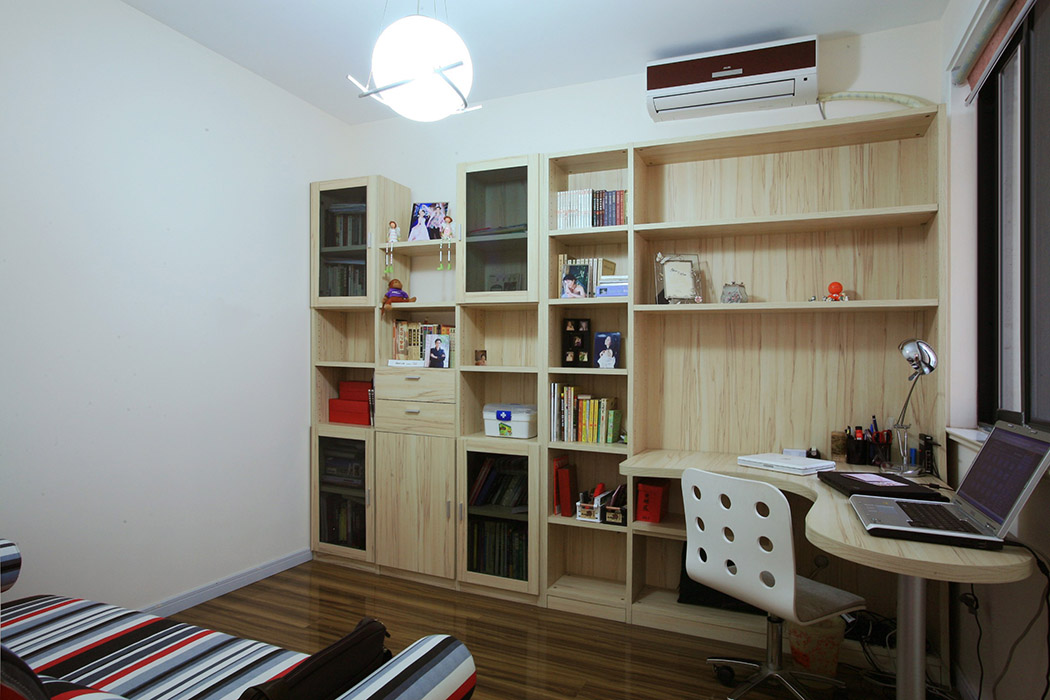戶主想有個獨立辦公的地方，書房的空間顯得有點窄小，利用了墻體的空間，在木工師傅的靈巧手藝下一個隱蔽是書柜展示在我們面前。擺上弧形辦公桌，一張沙發簡單又不脫俗。
