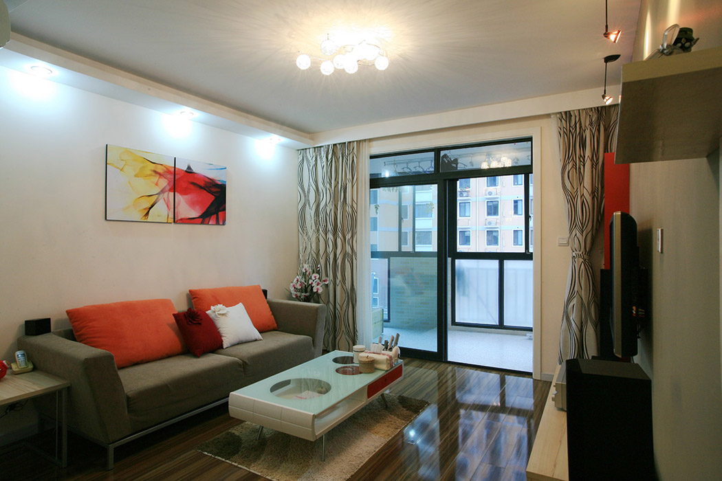 客廳的簡單吊頂，讓空間顯得有層次感。墻面利用純白色來做空間的底色，在家具的選購上可以大膽的去選購。在沙發的背景墻上添加一副拼合的抽象畫，給空間看添加了不一樣的色彩。