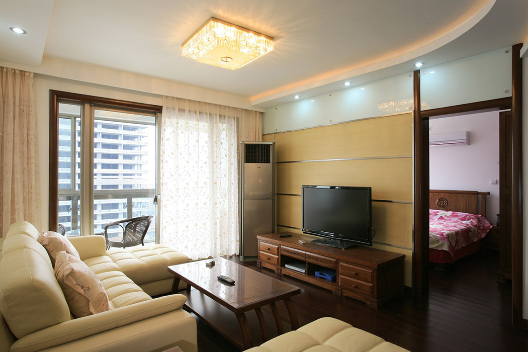 時(shí)尚而精致的現(xiàn)代沙發(fā)，在客廳中顯的富有時(shí)代氣息。如在會(huì)客廳內(nèi)放置一款做工精致茶幾，會(huì)帶來意想不到的效果，不少歐式沙發(fā)搭配中式方形矮幾和古董箱做客廳設(shè)計(jì)，向客人展示中西合璧的協(xié)調(diào)和美感。
