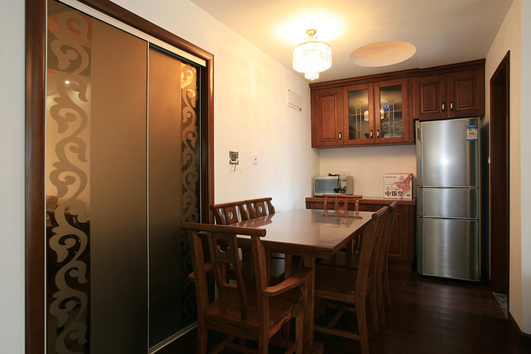 餐廳緊靠廚房間，質(zhì)感十足的白色墻面，干凈而整潔。餐廳的背景是以下柜和吊柜，給餐廳多了些儲(chǔ)藏功能。
