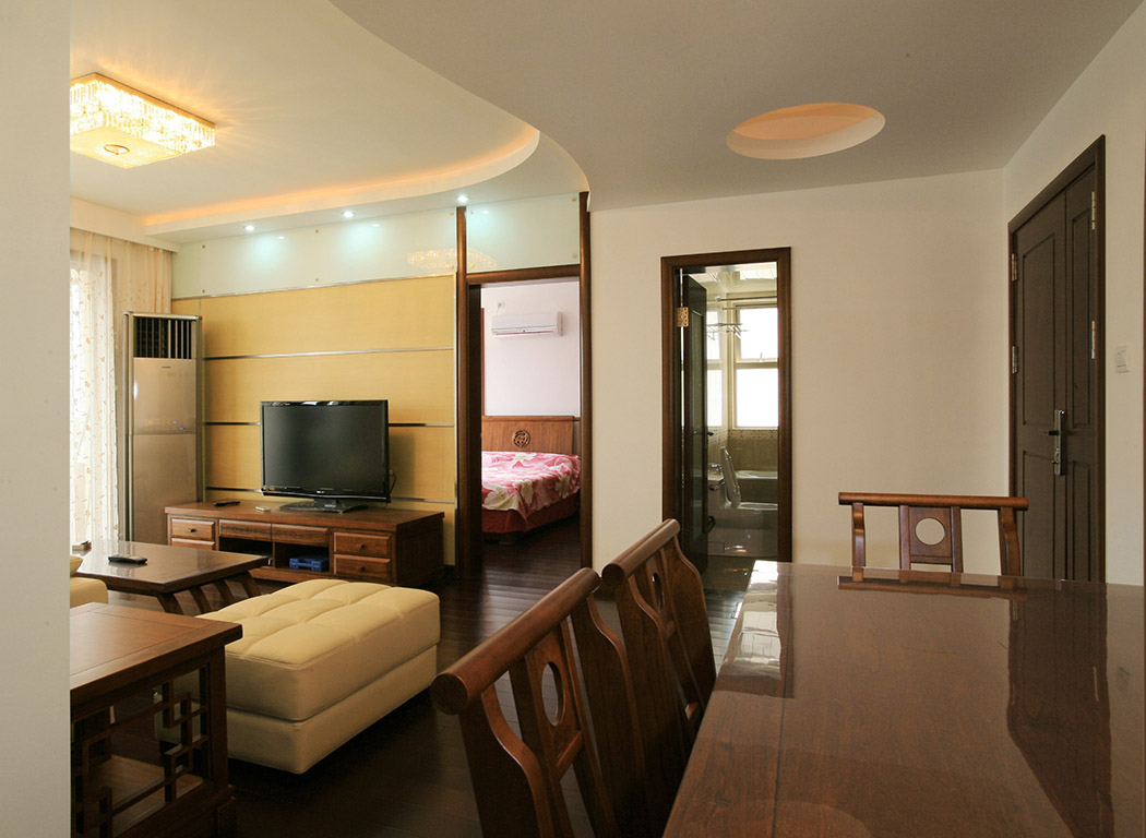 客廳的空間不是很寬敞，在設(shè)計(jì)上要把握好空間。進(jìn)門就是客廳，要讓客人進(jìn)來第一眼看上舒適，清爽。墻面以白色為主，電視背景
