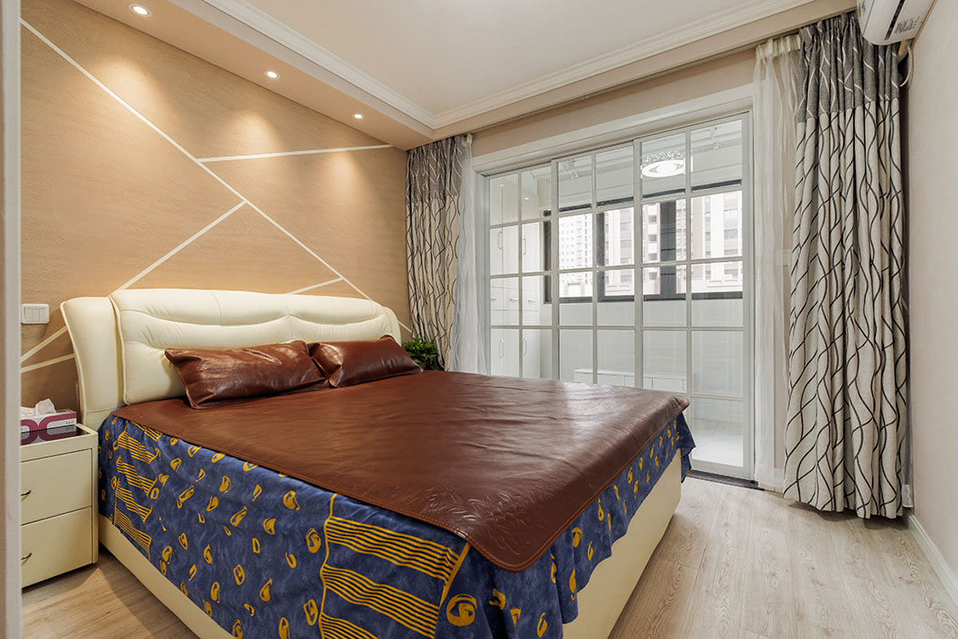 墻面米黃色的硅藻泥，簡單線條凸顯客戶的個性，干脆，利落。
