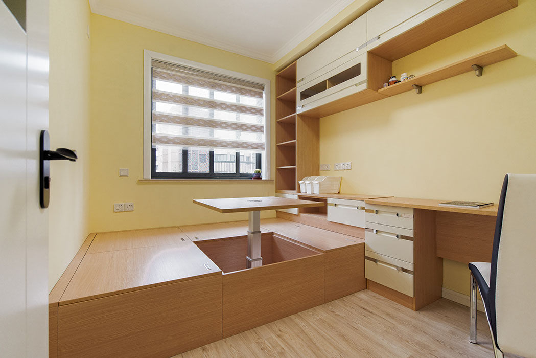 次臥黃色的墻面加上榻榻米，搭配相得益彰，有很好的視覺效果，符合年青人的喜好，多了儲藏功能，還可以和朋友小聚，休息。