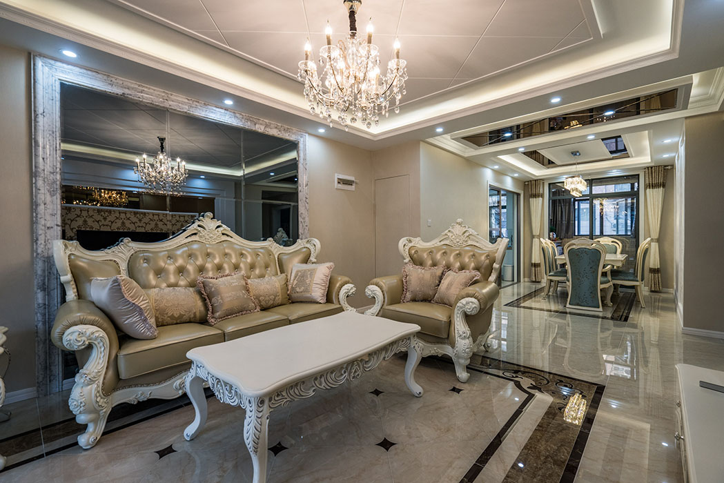 吊頂簡(jiǎn)約大方，即時(shí)尚又劃分了空間，讓整個(gè)客廳看上去寬敞明亮。沙發(fā)后的灰鏡與進(jìn)口大理石線條的結(jié)合，既時(shí)尚又增添了幾分歐式味道。
