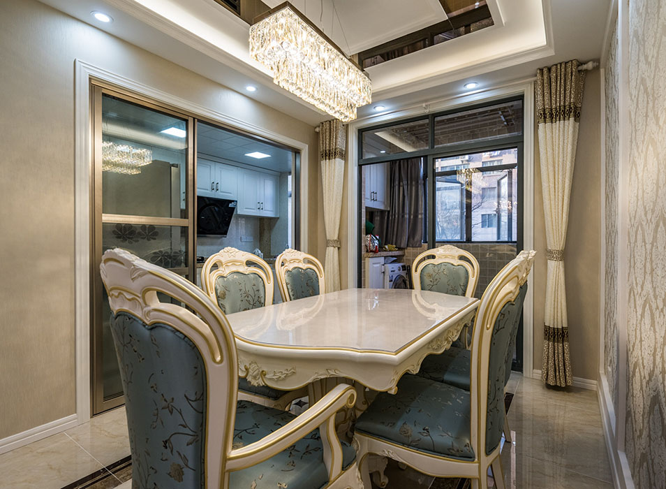 餐桌絕對(duì)是餐廳的主角，純英式的餐桌，貌似英女皇家有同款哦....長(zhǎng)水晶燈讓用餐氛圍更加舒適與浪漫..
