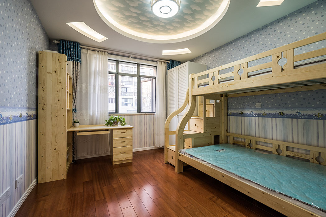 兒童房是個(gè)簡(jiǎn)約風(fēng)的設(shè)計(jì)
