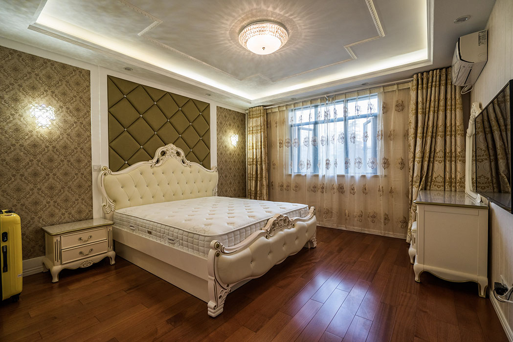 主人希望是個(gè)男孩，于是整體以藍(lán)色系為主……藍(lán)色的墻紙，以及藍(lán)天白云的頂面，營造了一個(gè)充滿希望、充滿想象的童話世界。