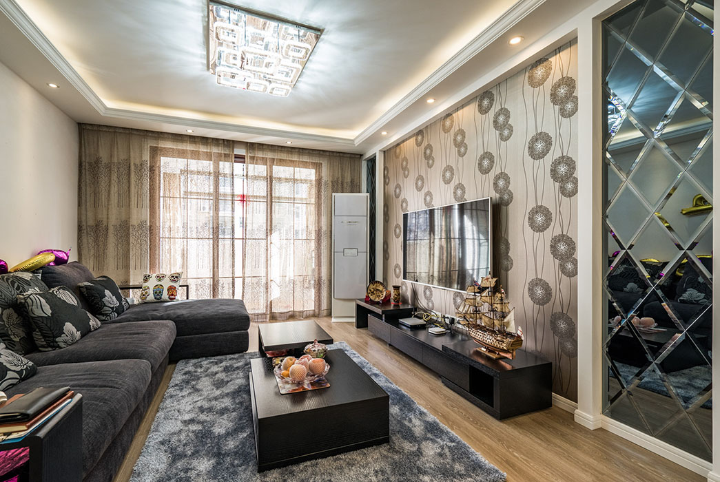 客廳吊頂簡潔大方，讓整個空間沒有擁擠感；深咖啡色墻紙與中性色墻面的互應，有主有次，色系協調統一，灰鏡既增加了客廳的空間感，又增添了幾分時尚感
