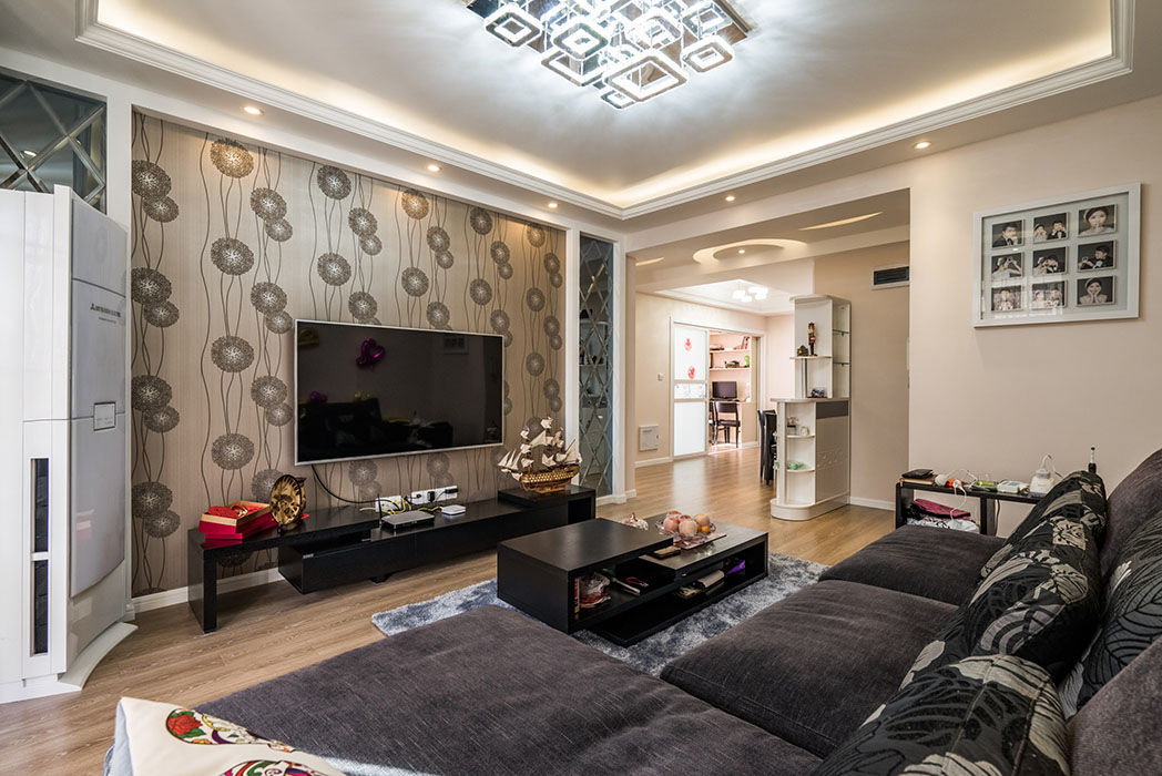 深灰色沙發，在淡色系墻面的襯托下，顯得更加突出，同時也彰顯出主人的鮮明個性。
