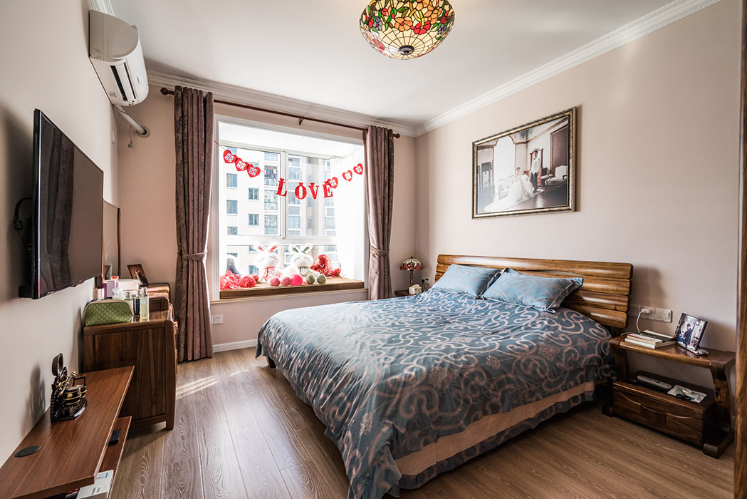 深色的家具在中性色墻面的襯托下更顯質感與穩重感。