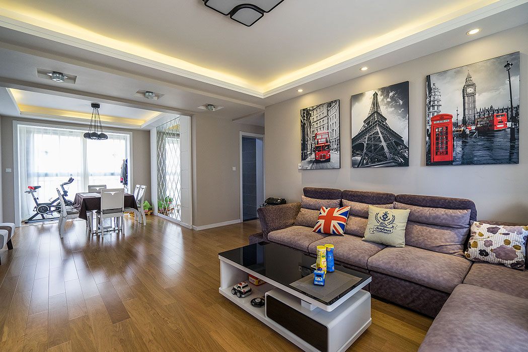 背景墻與鏡面玻璃的巧妙結(jié)合，宣告了現(xiàn)代簡約的來臨，餐廳吊頂?shù)囊弧臁弧亍癁榧儼祝R面菱形玻璃裝飾讓餐廳頓時活潑起來，墻面為深色，顏色的組合也遵循了現(xiàn)代簡約的美。
