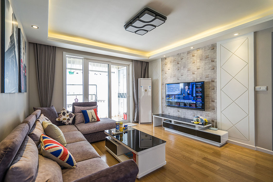 客廳菱形背景墻恰恰與餐廳菱形鏡面相呼應(yīng)，讓整個客廳空間互相協(xié)調(diào)起來，馬賽克墻紙使整個客廳帶有藝術(shù)氣息。
