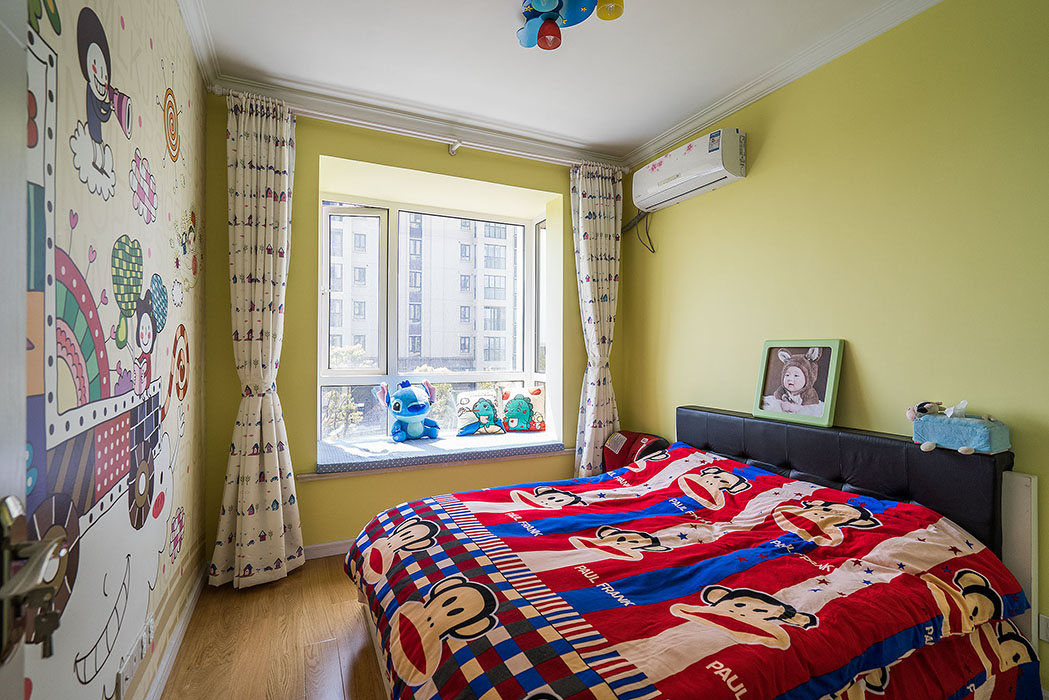 走進(jìn)次臥，這是兒童房，沒有更多的裝飾品，但業(yè)主使用了各種軟裝飾的顏色。讓兒童房的房間充滿了愜意、活潑、可愛。
