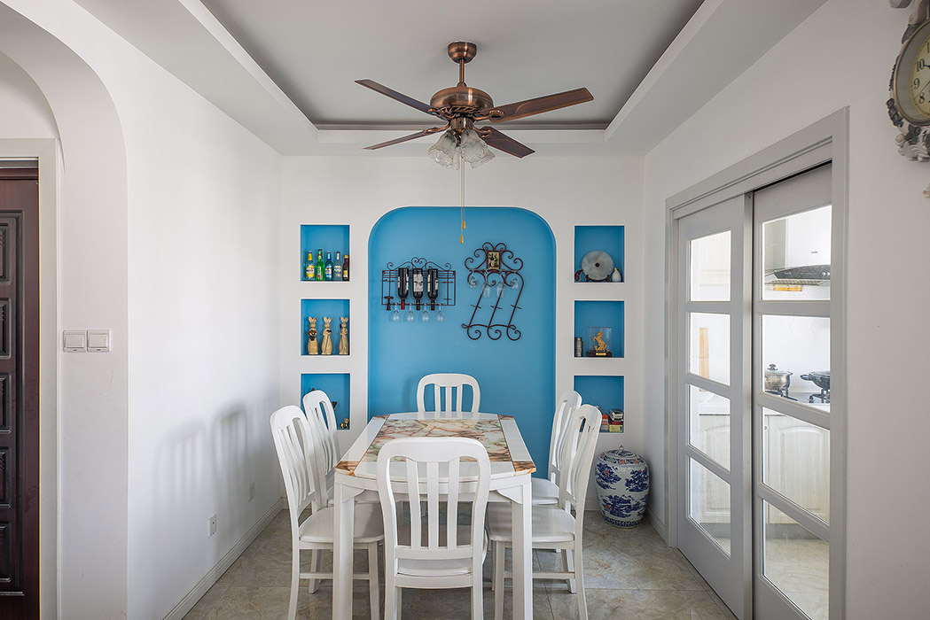 白色的餐桌，干凈大氣；餐廳背景與整體風(fēng)格相互應(yīng)，且收納功能強(qiáng)大，哪都是男主人的最愛。
