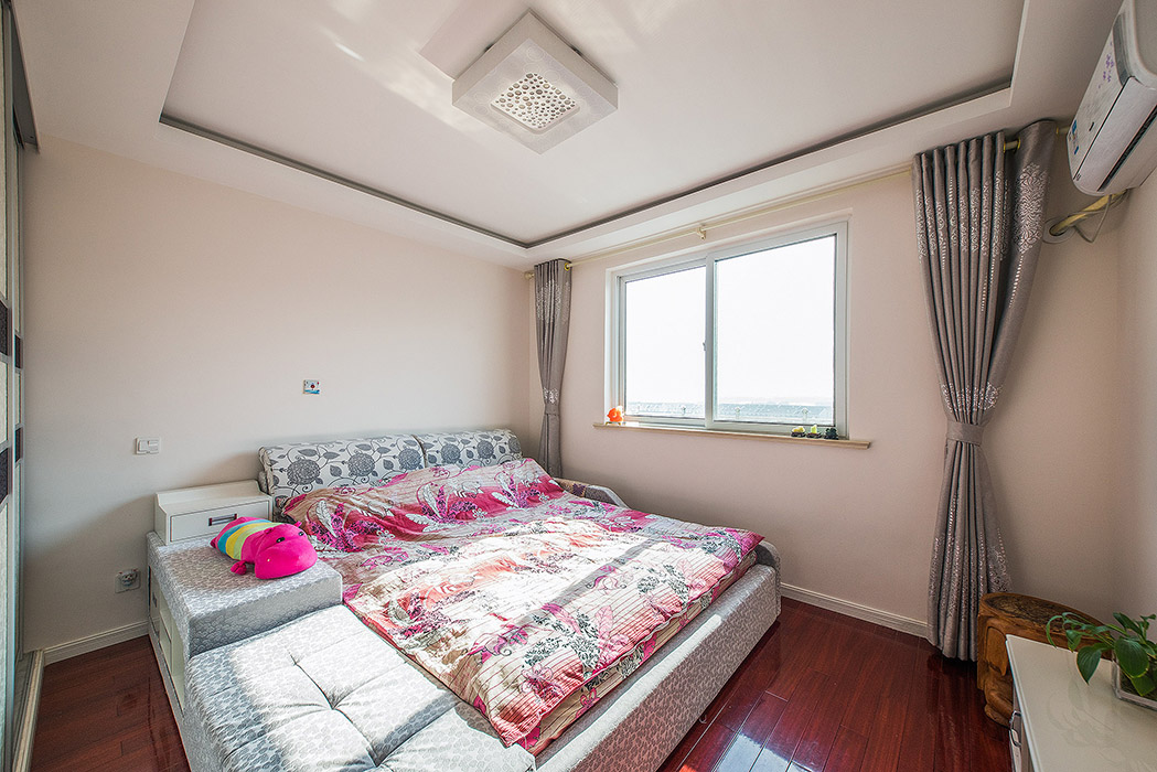 主臥大氣沉穩(wěn)，充分展示了主人的地位，寬敞而舒適的床，讓一天的工作疲憊轉(zhuǎn)舜即逝。