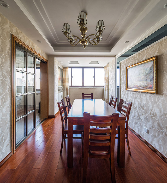 餐廳延續了客廳的風格與元素，溫暖與冰冷的對比，力求每個空間元素都在互相的映襯下凸顯各自的質感與細部，從面營造整個空間的華美的舒適感。
