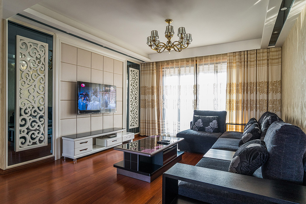 電視背景采用了灰鏡、雕花板、硬包等材質，簡潔大氣的現代造型增添了充滿細節的傳世的奢華，也與吊頂得到呼應。
