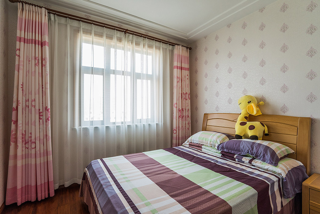 整體紫色的臥室顯得溫馨浪漫，少女情懷在點滴的裝飾中體現出來。
