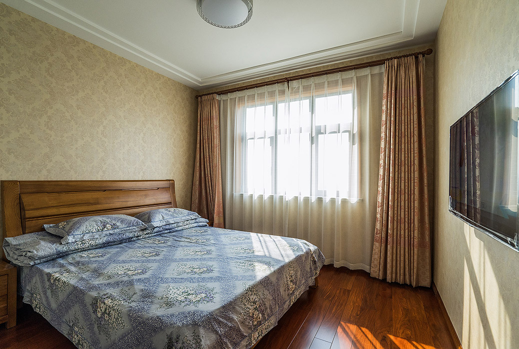 木色在這里是居室主體色調，再配上米黃色墻紙，盡顯整體居室的溫馨舒適感。