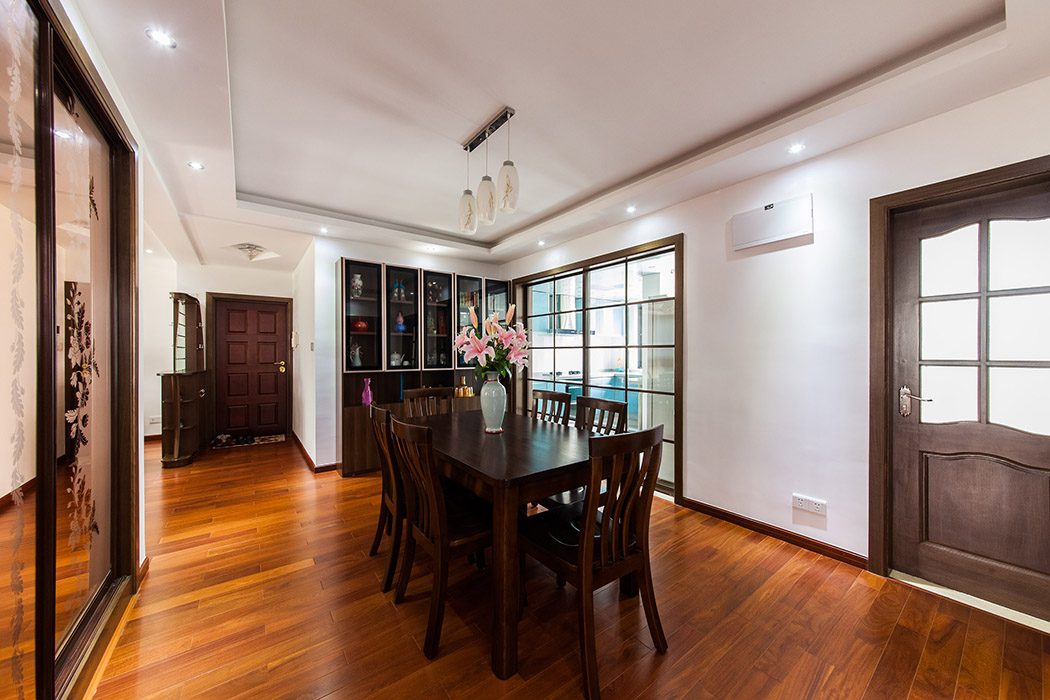 紅木家具，實(shí)木地板等都體現(xiàn)了東方之美 ，中式風(fēng)格的古色古香與現(xiàn)代風(fēng)格簡單素雅自然銜接，使生活的實(shí)用性和對(duì)傳統(tǒng)文化的追求，同時(shí)得到了滿足。
