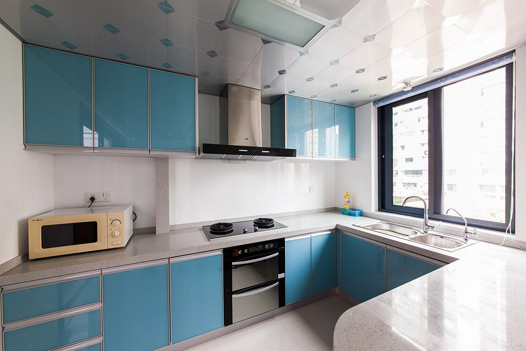 簡約的廚房，帶有吧臺(tái)的設(shè)計(jì)，與小陽臺(tái)打通合并成一體式廚房間，這種布置靈活方便，使室內(nèi)空間不斷。
