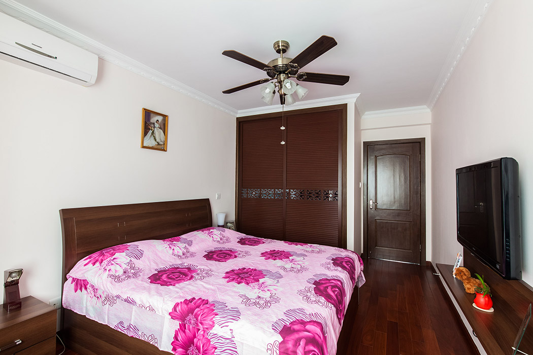 中式裝飾風(fēng)格的居室，空間裝飾采用簡潔、硬朗的直線條，將黑胡桃色點(diǎn)綴的淋漓盡致。
