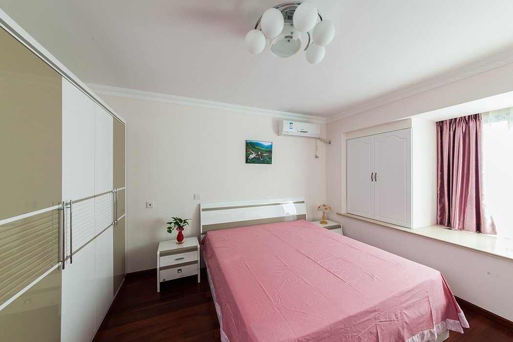 完整的簡約式臥室，體現(xiàn)年輕人的追求時(shí)尚的性格，空間中的粉紅色與白色搭配更是柔和，舒適。
