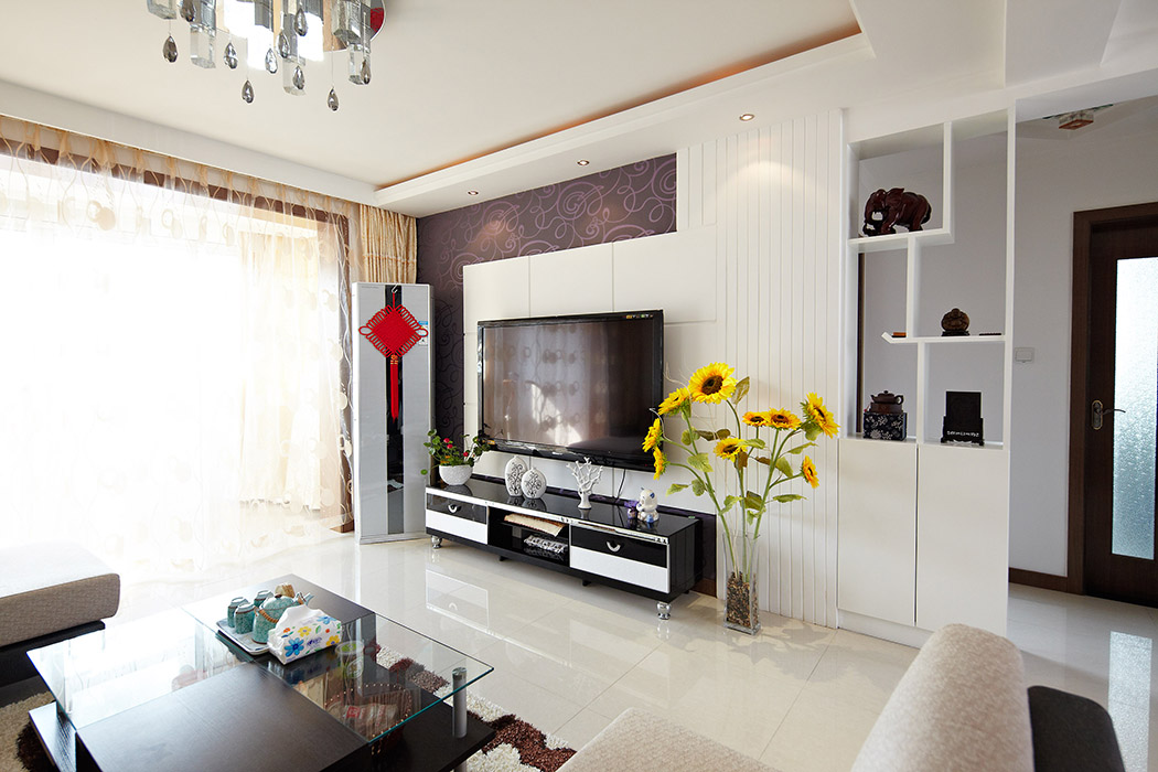 客廳和餐廳完全相通，擴展了整個空間的活動范圍，自然愜意。電視背景的設計和過道的裝飾隔斷突顯了現代藝術品的空間想象。
