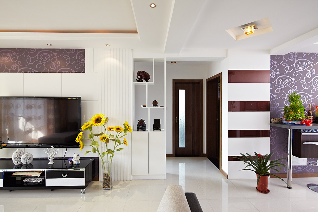 客廳與餐廳的吧臺設計，使整個空間得到活躍的釋放。紫色的墻紙點綴，使空間得到靈動和遐想。
