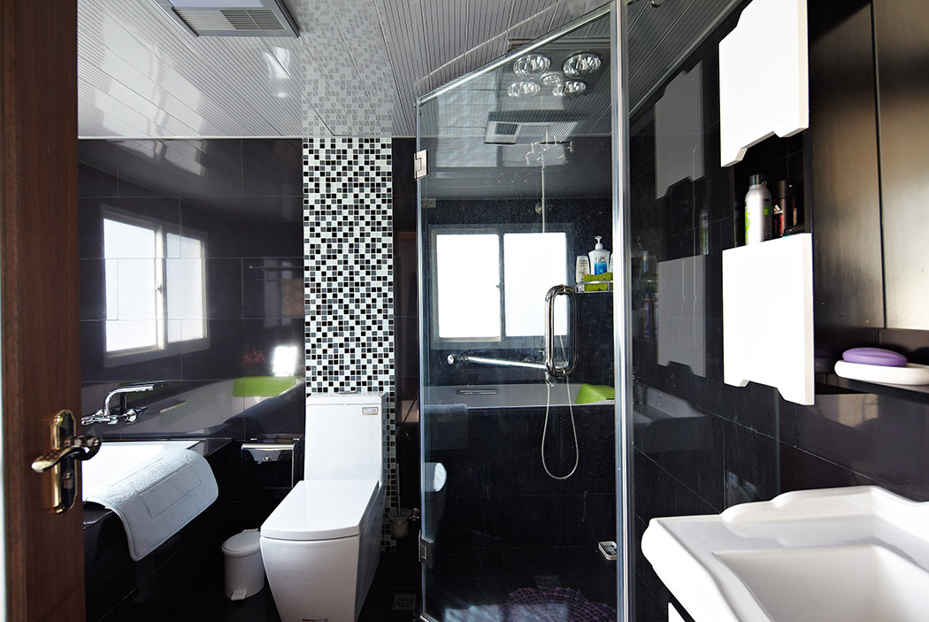 這是二樓的衛生間，年輕的個性化黑白配設計，使衛生間的格調前衛和時尚，這更應了主人的要求。