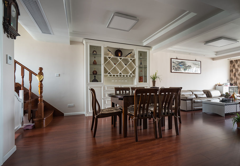 干凈整潔的墻面，加上復古典美的家具，拋棄繁華的背后，顯示出一種內在的文化沉淀。
