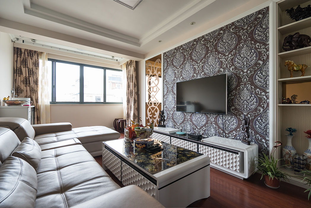 背景墻的設計巧妙的利用了柜子作為延伸，拉大了空間的同時，也為業主提供了一個裝飾品展示的位置。天花的錯層設計不僅不藏污垢而且增加了空間立體感。
